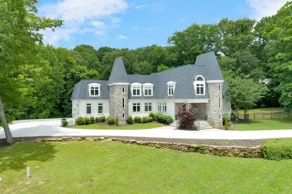 Signal Mountain, TN 37377,3 Close Family RD