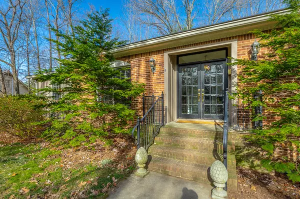 Signal Mountain, TN 37377,2 Carriage Hill