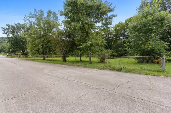 Hixson, TN 37343,7821 Parkshore CIR