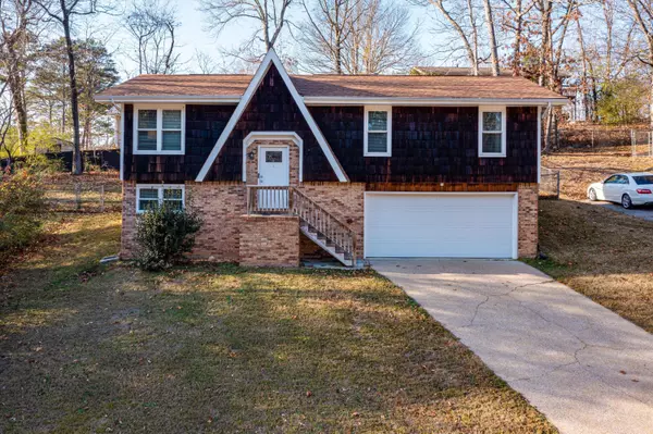 303 Cricket LN, Hixson, TN 37343