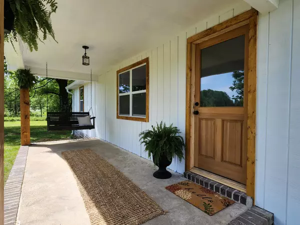 Mentone, AL 35984,329 Gray RD