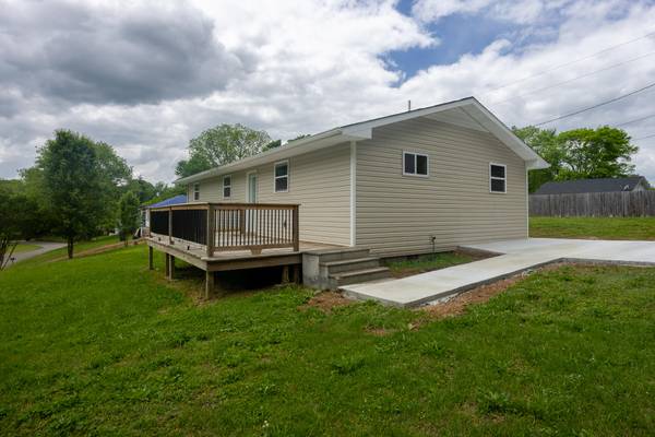 628 Lakefront ST, Athens, TN 37303