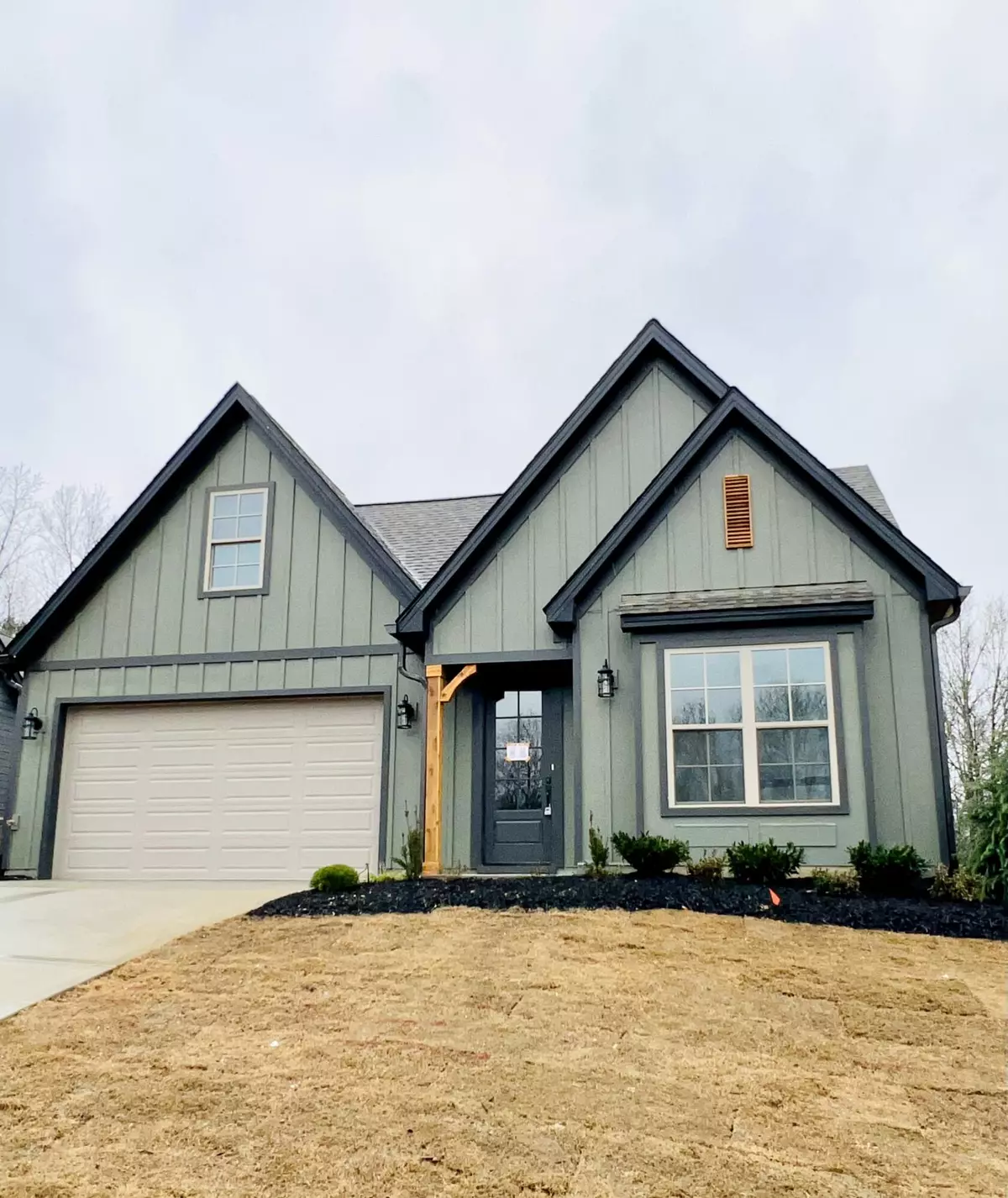 Ooltewah, TN 37363,7085 Mercedes LN