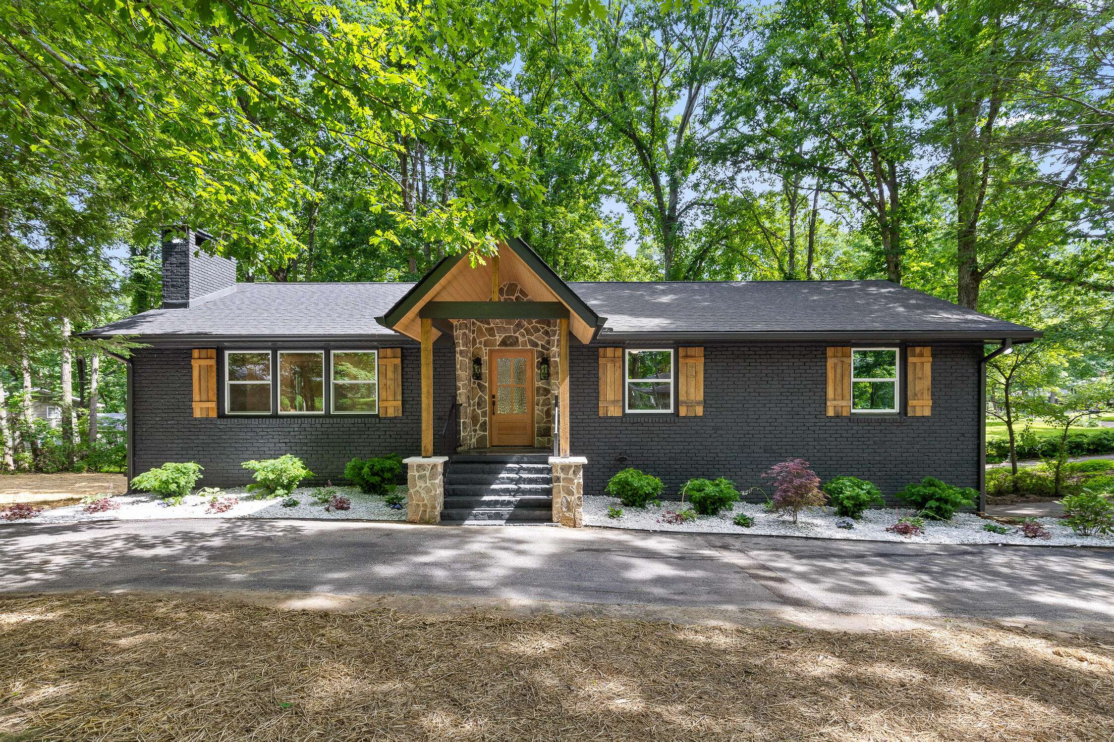 1100 Crown Point RD, Signal Mountain, TN 37377