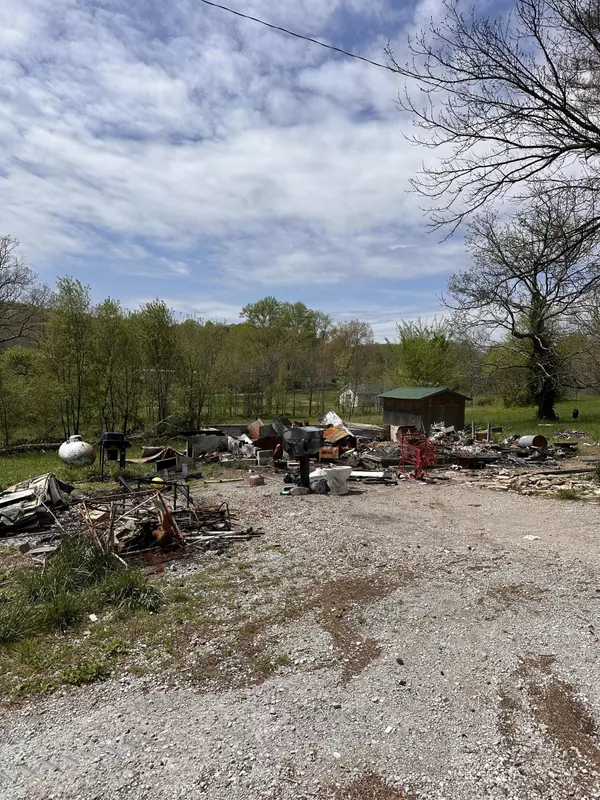 Palmer, TN 37365,122 Ivey ST