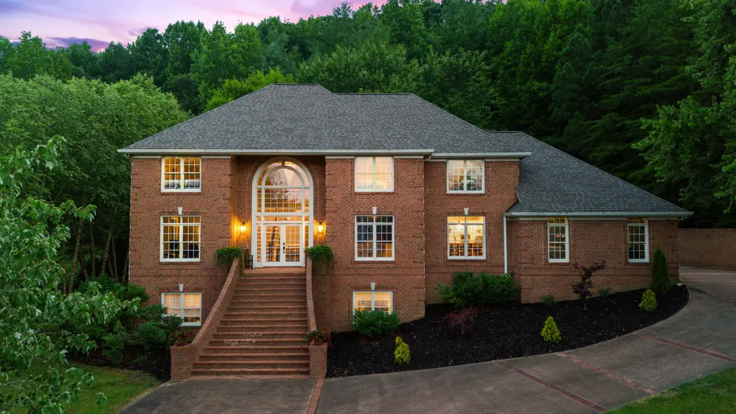 18 Ridgerock DR, Signal Mountain, TN 37377