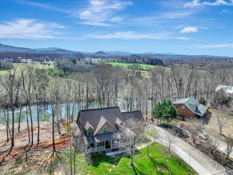 182 Rivers Edge LN, Benton, TN 37307