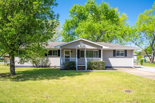135 Sharon CIR, Rossville, GA 30741