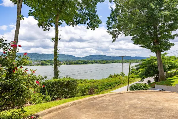 Ooltewah, TN 37363,8223 Snow Hill RD