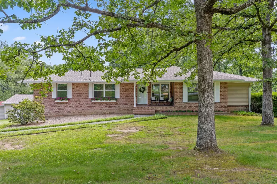 28 Lynn RD, Signal Mountain, TN 37377