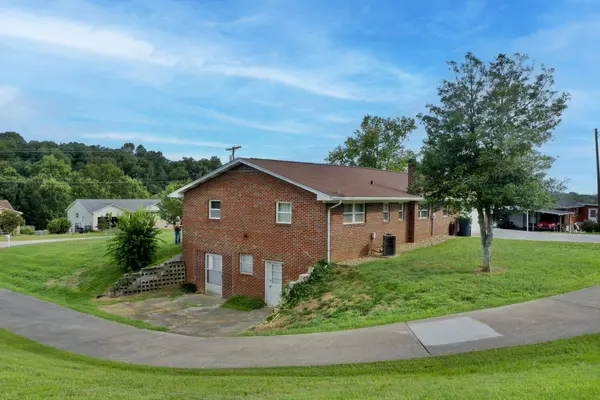 Dandridge, TN 37725,888 Isabell DR