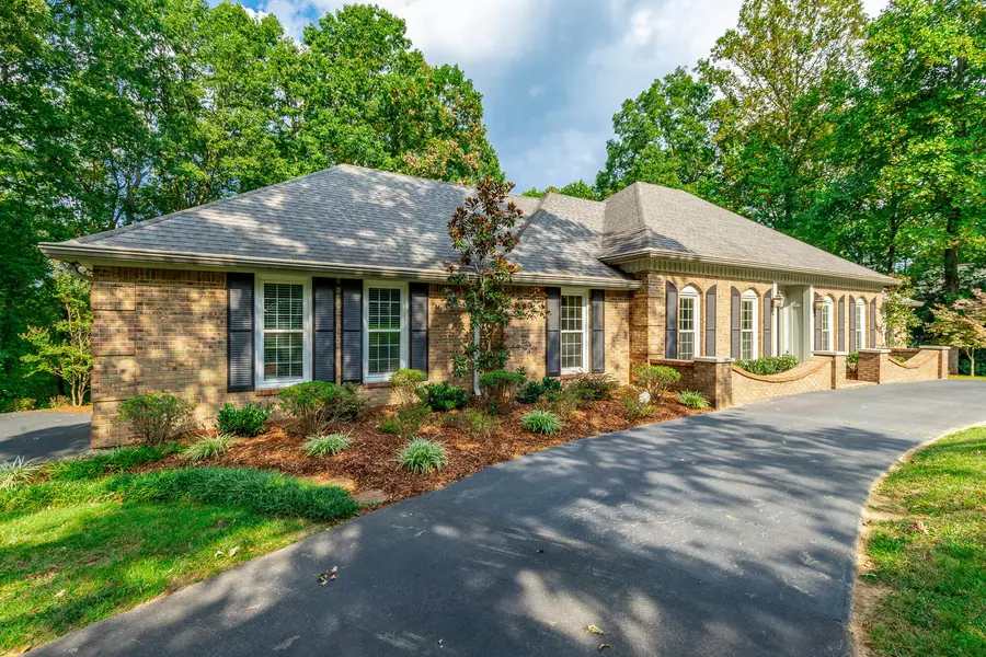 15 Grayswood Hill RD, Signal Mountain, TN 37377