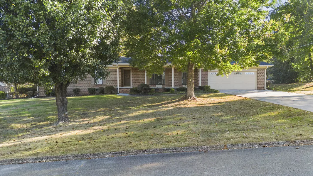 1004 Greenway LN, Etowah, TN 37331