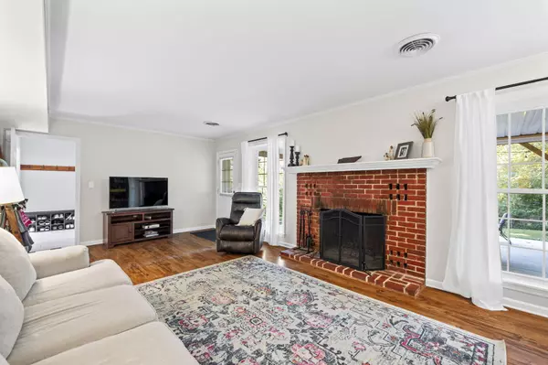 Signal Mountain, TN 37377,215 Arrow DR