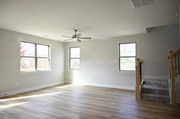 Ooltewah, TN 37363,6945 Mercedes LN