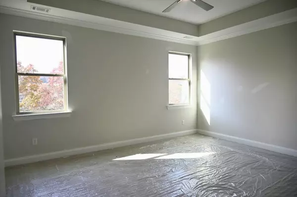 Ooltewah, TN 37363,6945 Mercedes LN