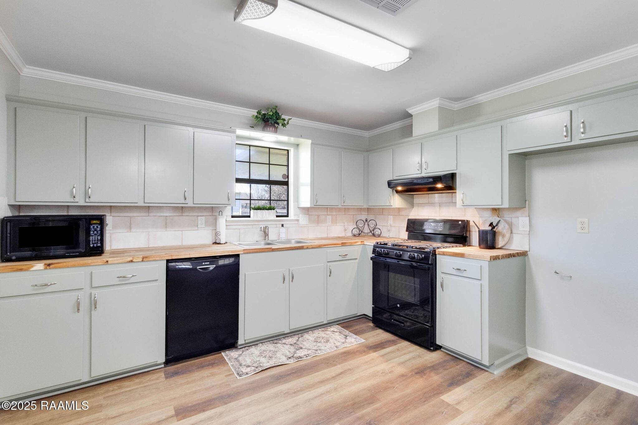 Broussard, LA 70518,106 Willowview DR