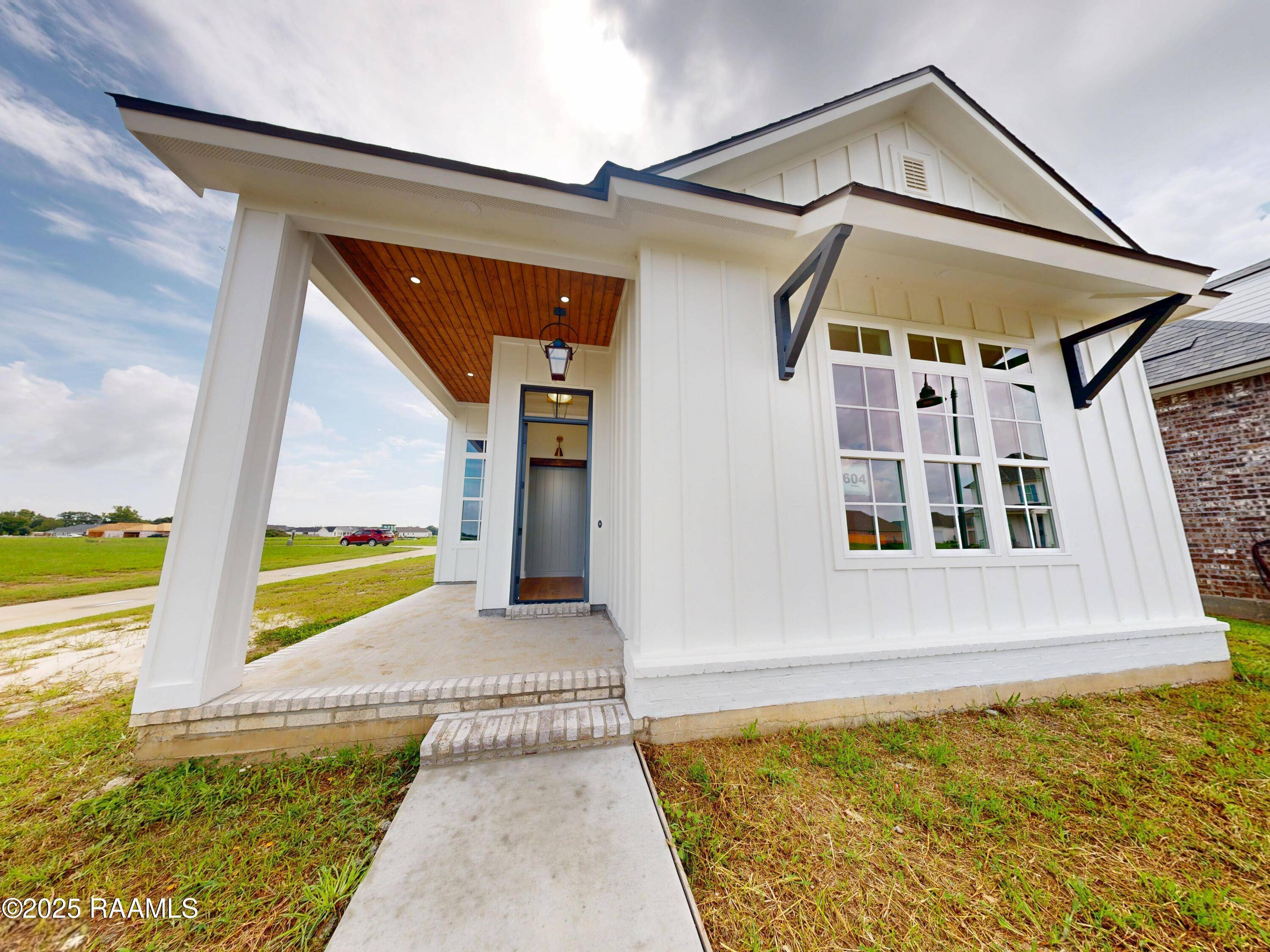 604 Broyles LN, Youngsville, LA 70592