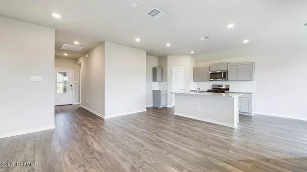 Broussard, LA 70518,121 Lake Ridge DR