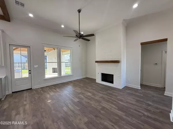 Broussard, LA 70518,102 Lakes Edge DR