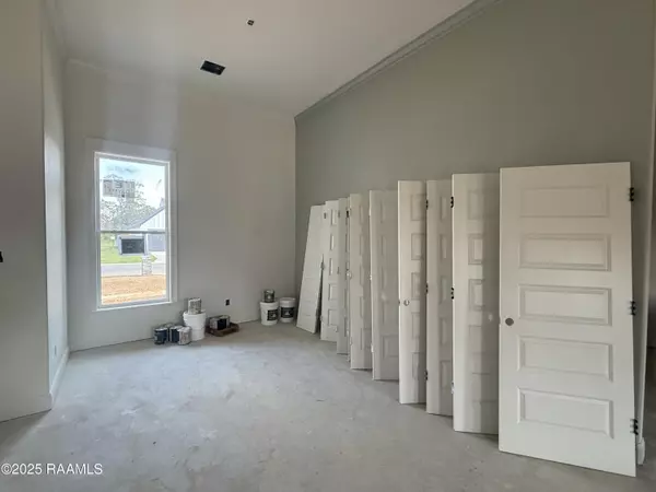 Broussard, LA 70518,102 Lakes Edge DR
