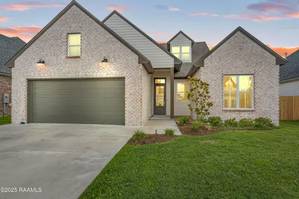 102 Queen Palm CIR, Youngsville, LA 70592