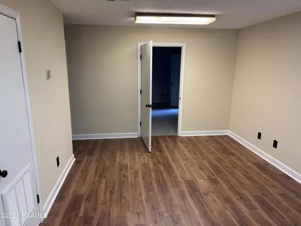 Broussard, LA 70518,637 W Main ST