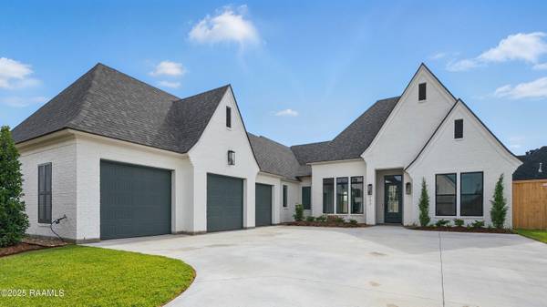 102 Sabal Leaf LN, Youngsville, LA 70592