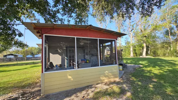 2489 Atchafalaya River, Breaux Bridge, LA 70517