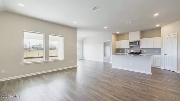 Broussard, LA 70518,124 Lake Ridge DR