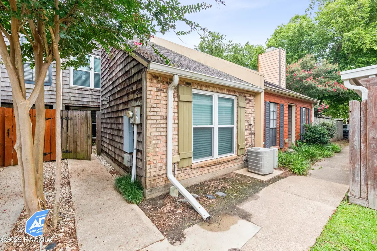 Lafayette, LA 70508,206 Long Plantation BLVD #Apt J