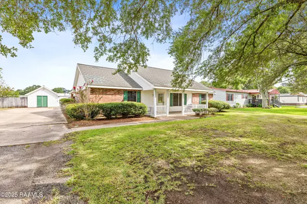 Breaux Bridge, LA 70517,1054 Hebert AVE