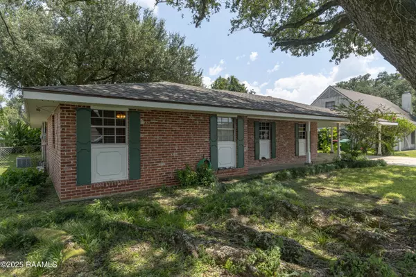 Lafayette, LA 70501,302 Martin Oaks DR
