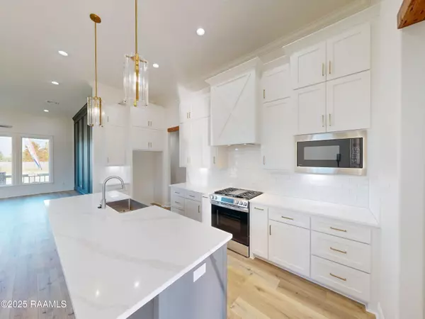 Broussard, LA 70518,138 Lakes Edge DR