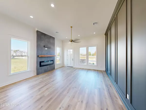 Broussard, LA 70518,138 Lakes Edge DR