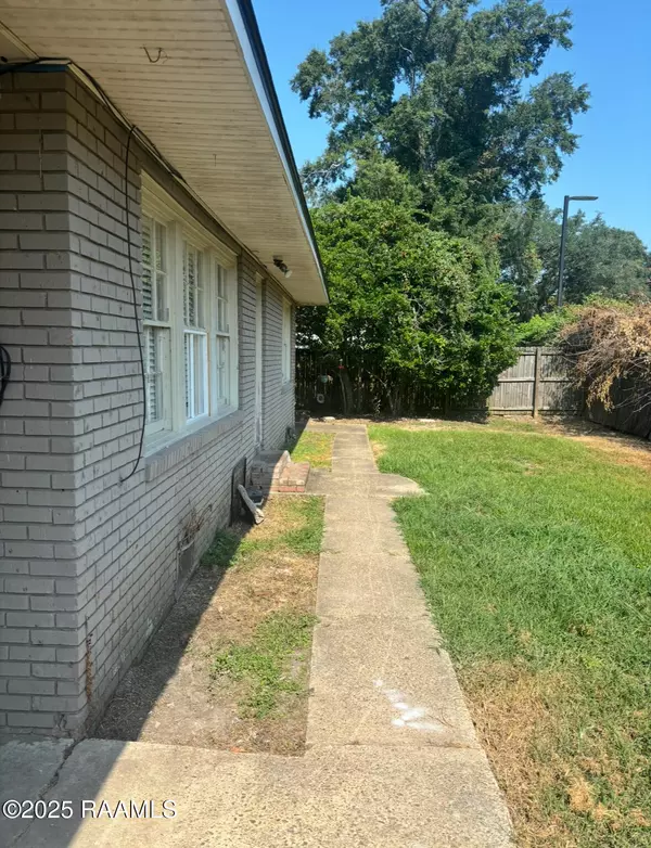 Lafayette, LA 70503,121 Oak Crest DR