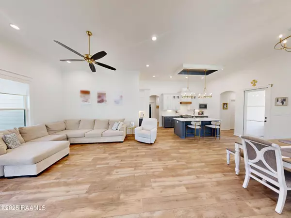 Broussard, LA 70518,122 Lakes Edge DR