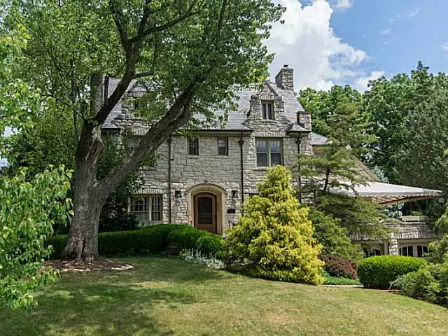 2074 Yorkshire Road, Upper Arlington, OH 43221