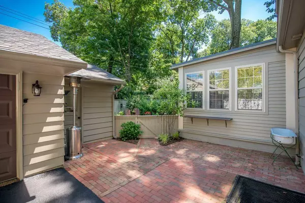 Upper Arlington, OH 43221,2702 HENTHORN Road