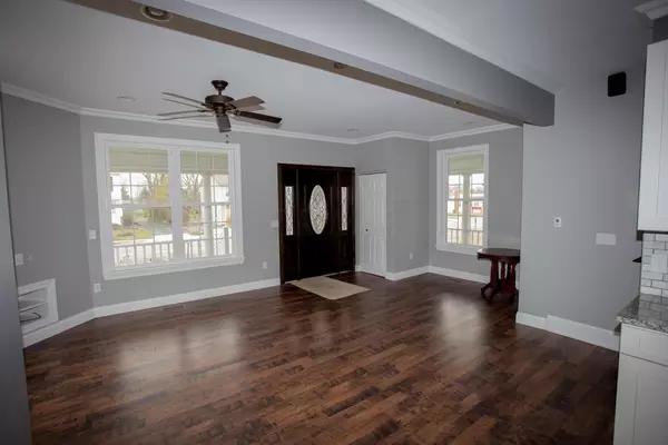 London, OH 43140,196 W High Street