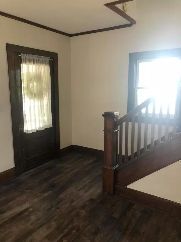 London, OH 43140,178 S Main Street