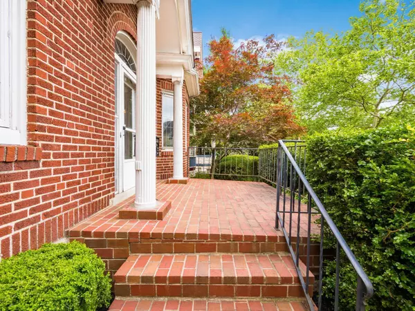 Columbus, OH 43201,386 W 5th Avenue