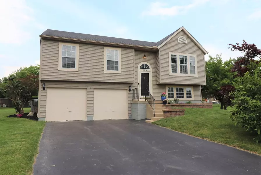 909 Sanderson Court, Columbus, OH 43228