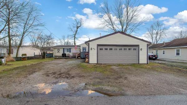 52 Central Avenue, Buckeye Lake, OH 43008