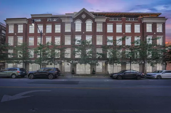 Columbus, OH 43215,845 N High Street #305