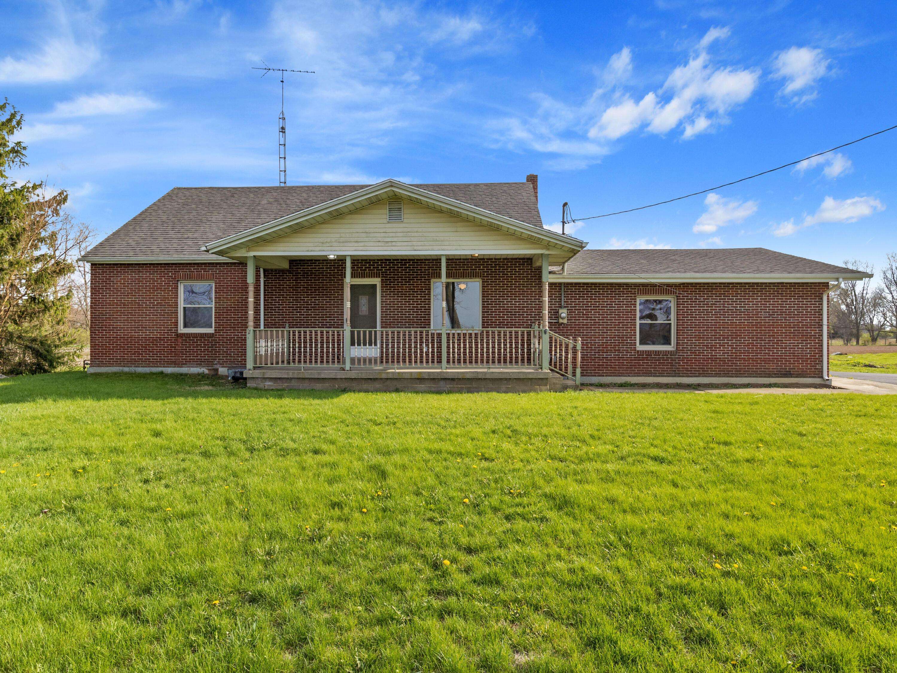 435 W County Line Road, Springfield, OH 45502