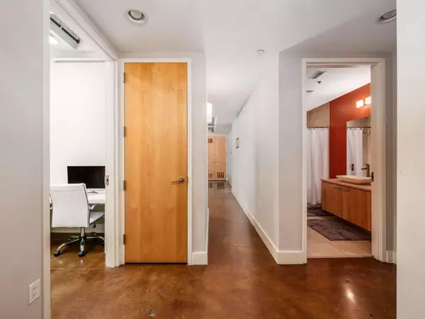 Columbus, OH 43215,199 S 5th Street #405