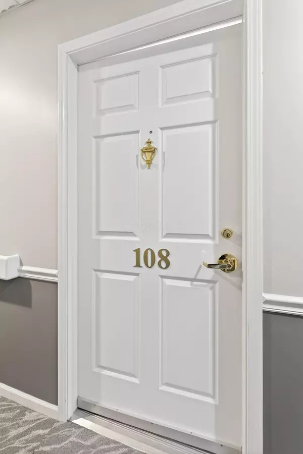 Worthington, OH 43085,5935 N High Street #108