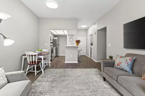 Worthington, OH 43085,5935 N High Street #108