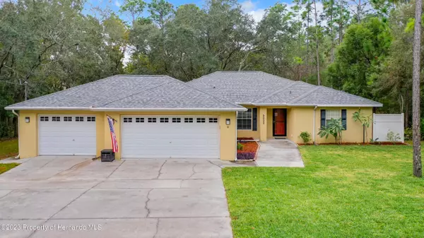 9022 Long Lake Avenue, Weeki Wachee, FL 34613